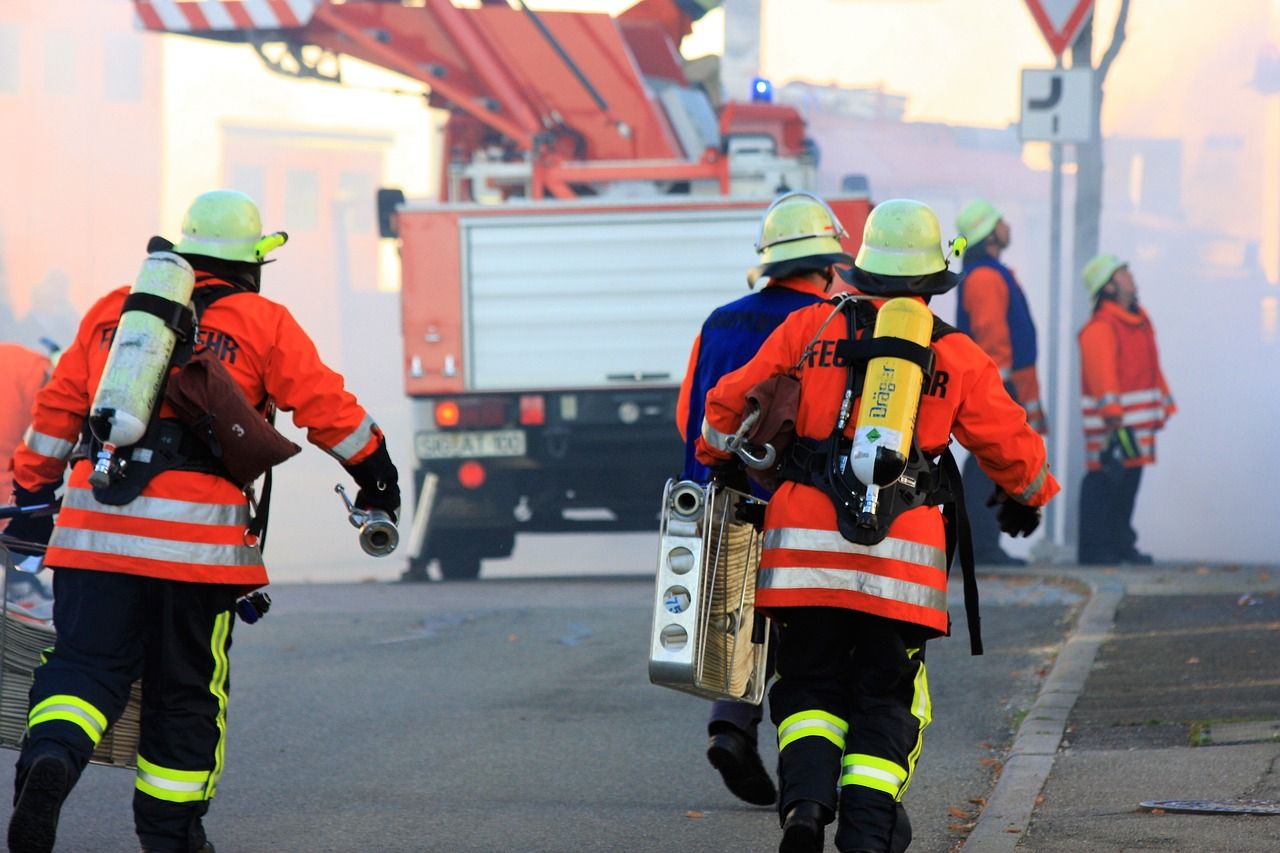 Czego potrzebuje strażak przy pracy w trudnych warunkach?