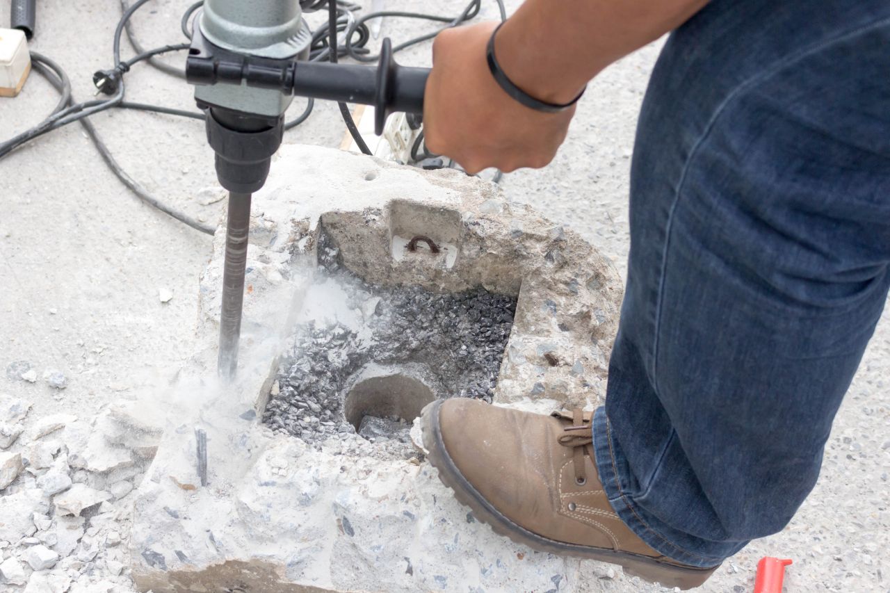 Jakimi narzędziami można badać właściwości betonu?