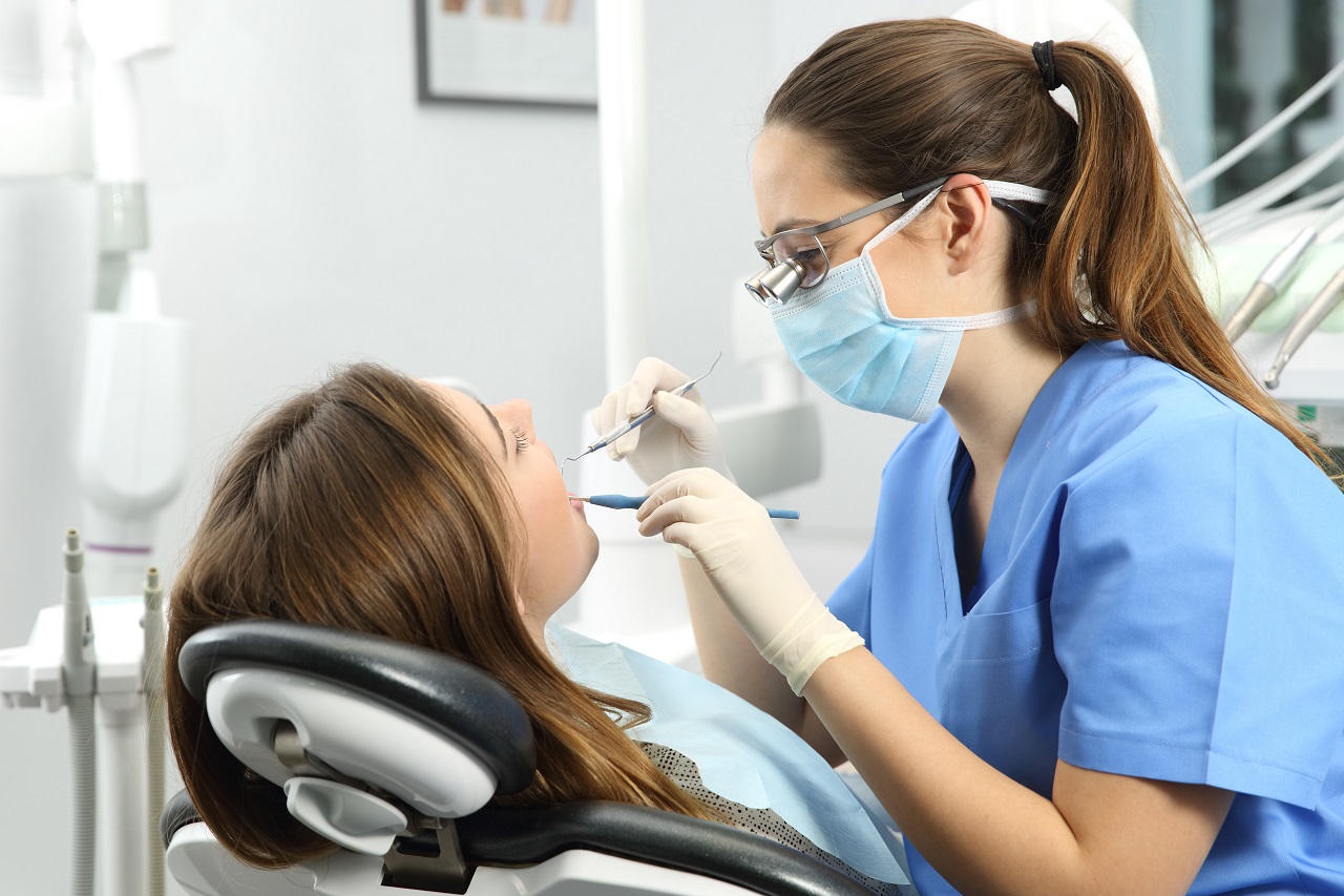Zdrowe zęby i biały uśmiech, czyli o współczesnych zabiegach stomatologicznych