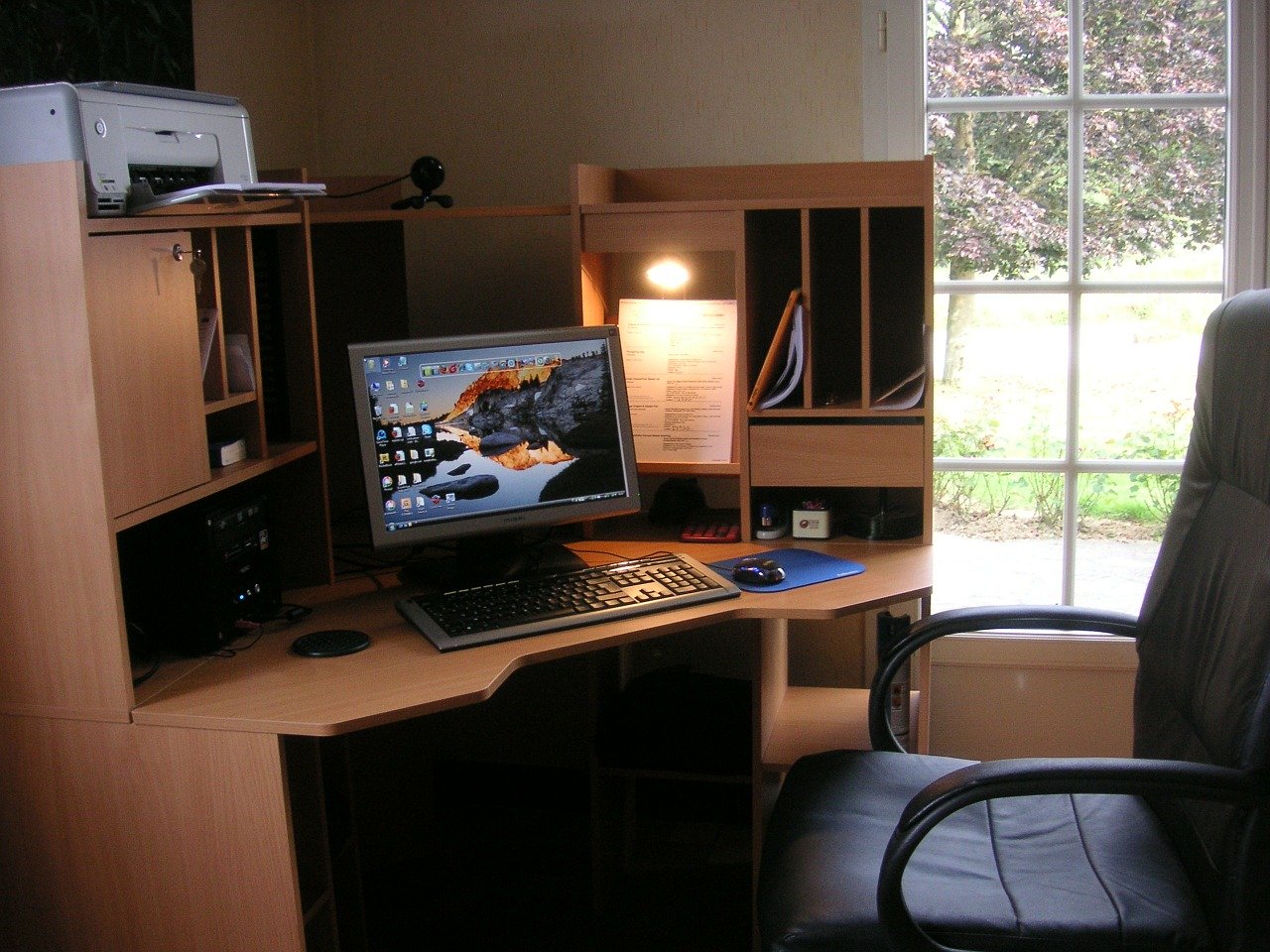 Biurko – kluczowy element w każdym prywatnym pokoju