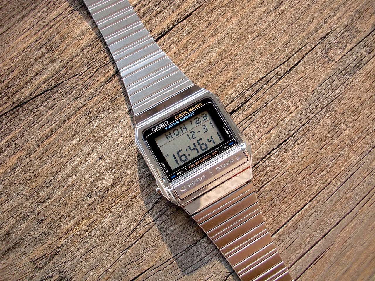 Elektryczny zegarek, jako doskonała alternatywa do tradycyjnych modeli