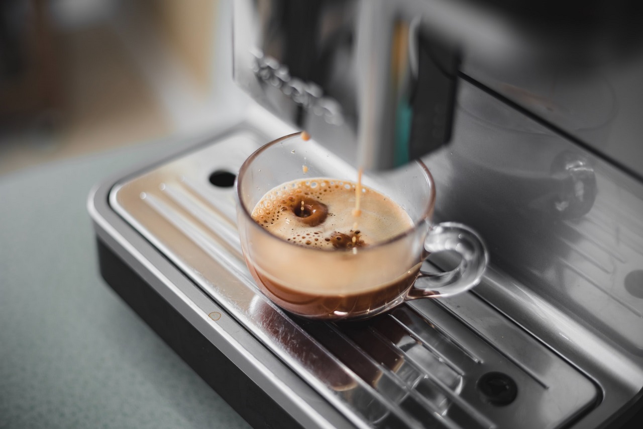 W jaki sprzęt zainwestować, żeby cieszyć się pyszną kawą w domu?
