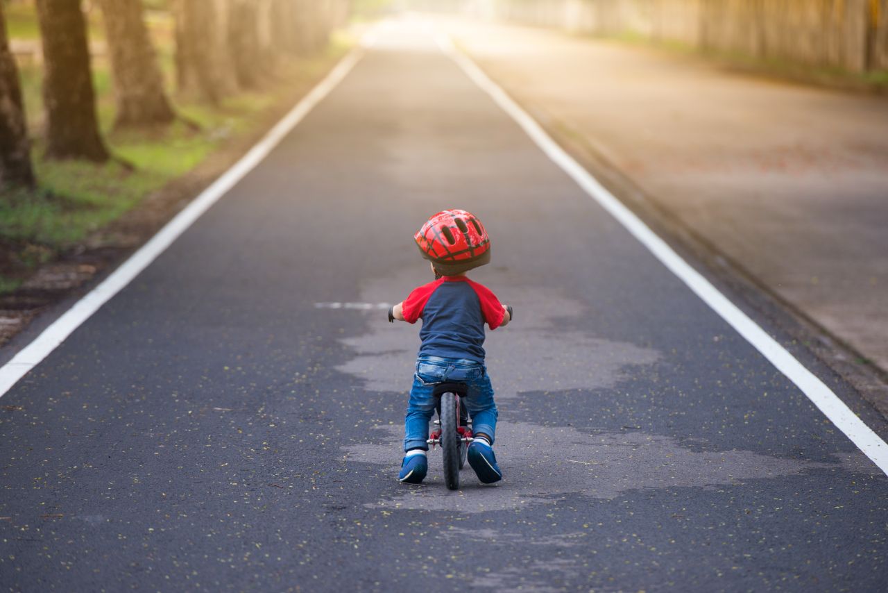 Jakimi sposobami dziecko może oswoić się z rowerem, zanim nauczy się na nim jeździć?