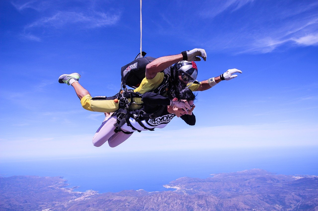 Skok spadochronowy – czy warto?