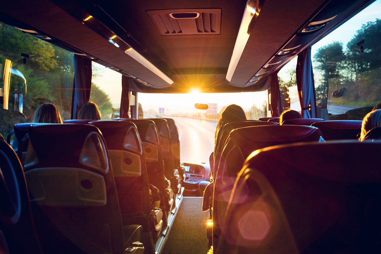 Jakie są zalety podróżowania busem?