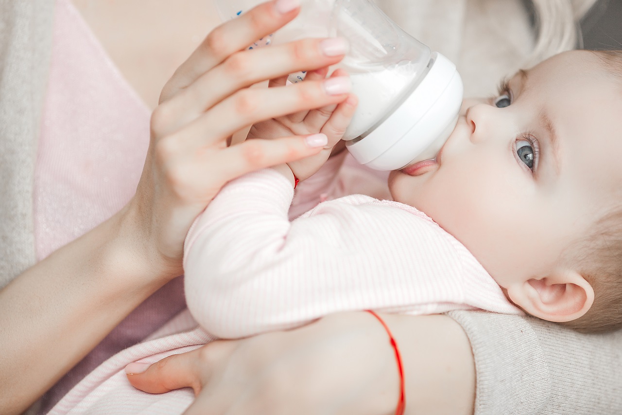 Pokarm dla niemowlaków – co się na niego składa i jakie akcesoria mogą pomóc w jego przygotowaniu?
